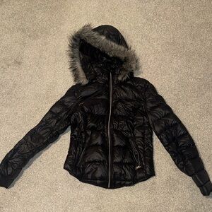 Elegant Black Puffer Jacket with Faux Fur Trim